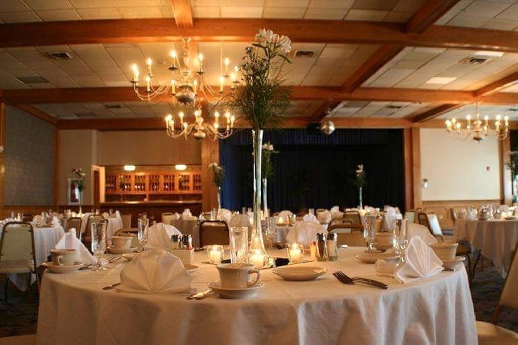 Hotel Carlisle & Embers Convention Center Екстериор снимка