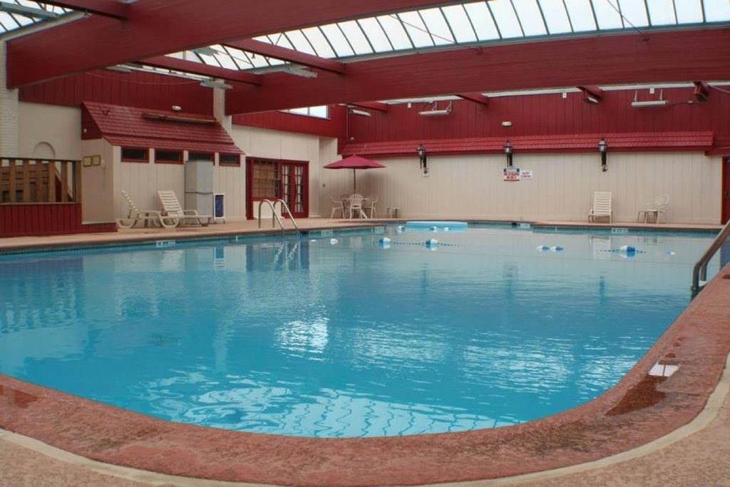 Hotel Carlisle & Embers Convention Center Екстериор снимка