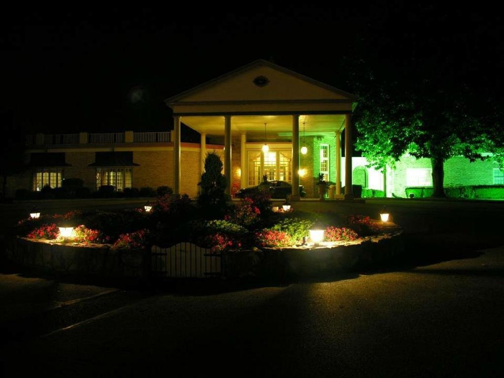 Hotel Carlisle & Embers Convention Center Екстериор снимка