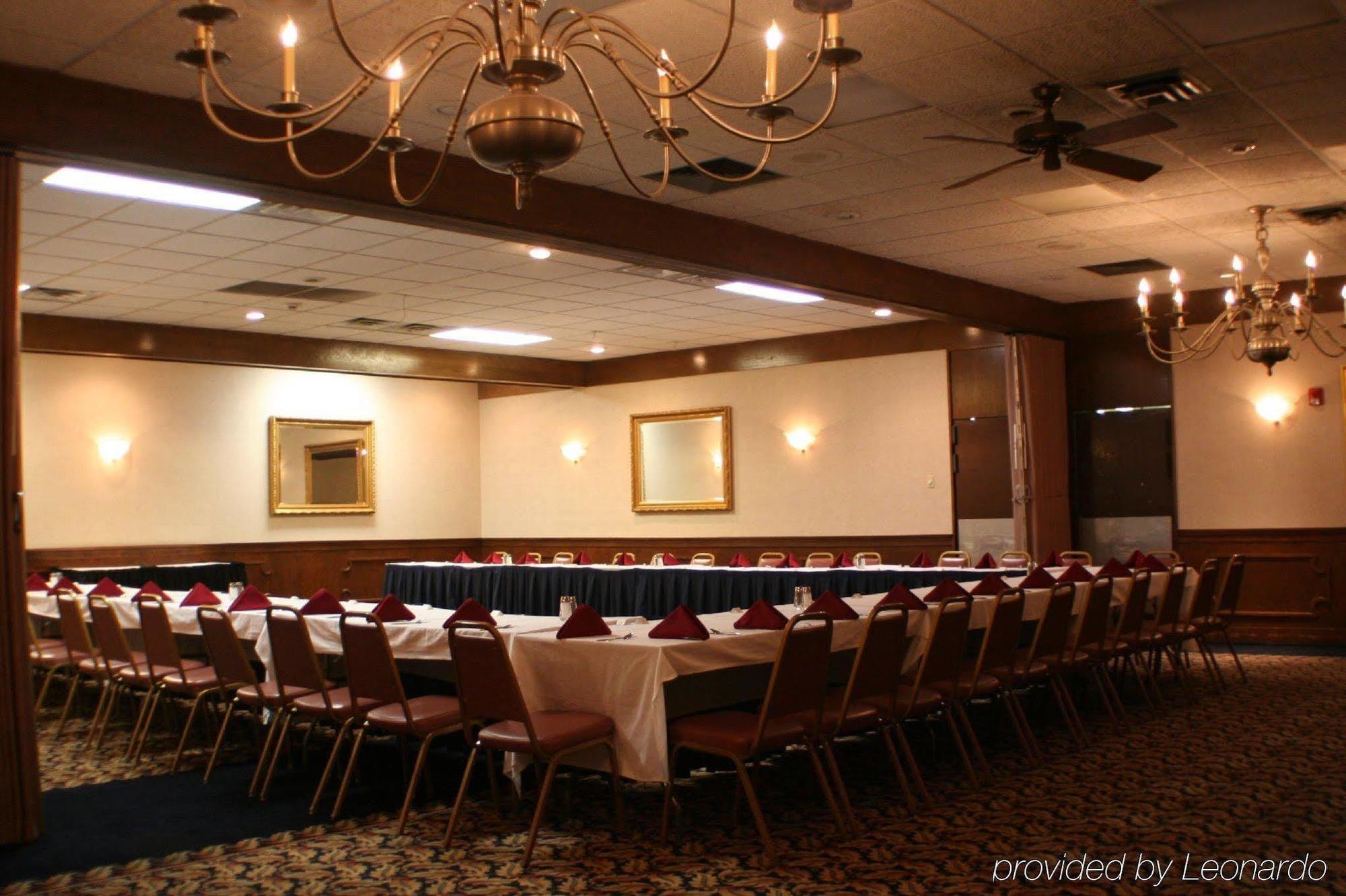 Hotel Carlisle & Embers Convention Center Съоръжения снимка